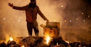 Noticias Chile | Barricadas, saqueos, buses quemados y ataques a Carabineros deja violenta jornada de protestas contra el gobierno de Chile