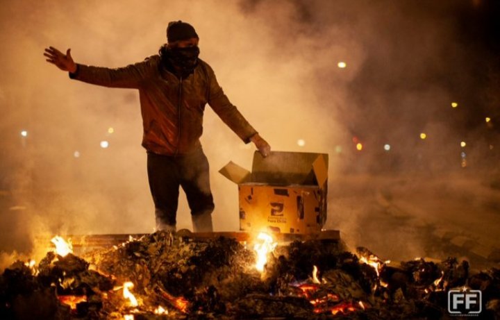 Noticias Chile | Barricadas, saqueos, buses quemados y ataques a Carabineros deja violenta jornada de protestas contra el gobierno de Chile