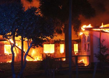 Noticias Chile | Ataque incendiario quema por completo internado rural en Cañete