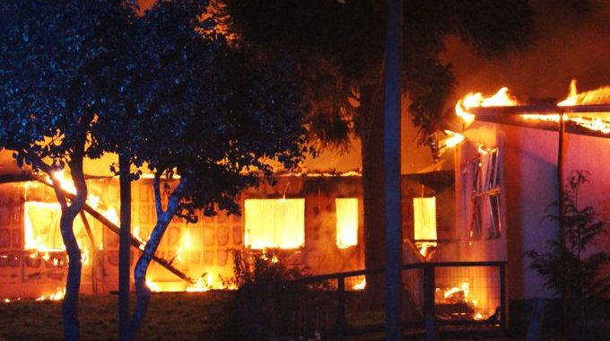 Noticias Chile | Ataque incendiario quema por completo internado rural en Cañete