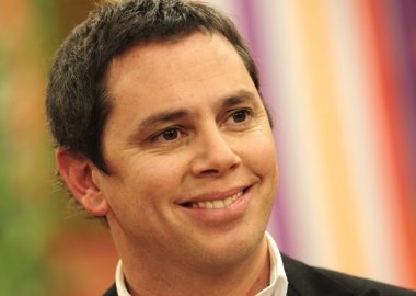 Noticias Chile | Redes sociales piden el despido de José Miguel Viñuela por cortar pelo a camarógrafo y denigrarlo en vivo | INFORMADORCHILE