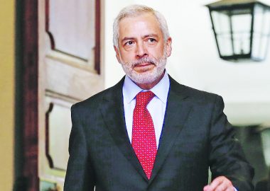 Noticias Chile | Descubrieron al secretario general del Senado Raúl Guzmán comiendo en restaurante en plena pandemia , su sueldo supera los $10 millones mensuales