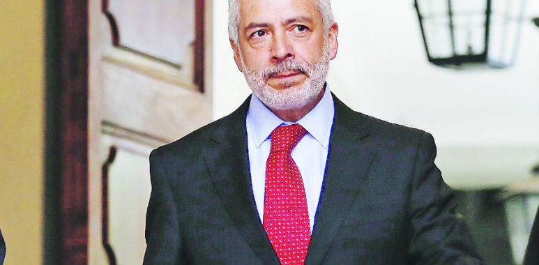 Noticias Chile | Descubrieron al secretario general del Senado Raúl Guzmán comiendo en restaurante en plena pandemia , su sueldo supera los $10 millones mensuales
