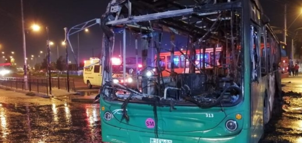 Noticias Chile | Disturbios en Santiago dejan un bus transantiago completamente quemado | INFORMADORCHILE 