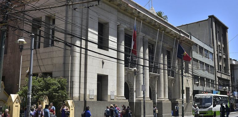 Noticias Chile | Funcionaria del municipio de Valparaíso celebró fiesta con whisky y vino en plena cuarentena por pandemia
