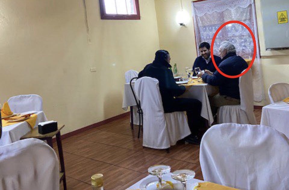 Noticias Chile | Descubrieron al secretario general del Senado Raúl Guzmán comiendo en restaurante en plena pandemia , su sueldo supera los $10 millones mensuales