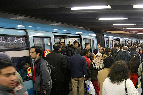Noticias Chile | Metro normaliza el horario de apertura en días hábiles