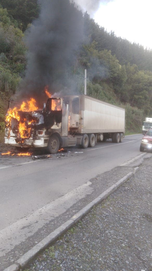Noticias Chile | Terror en "La Araucanía " queman dos camiones a plena luz del día | INFORMADORCHILE 