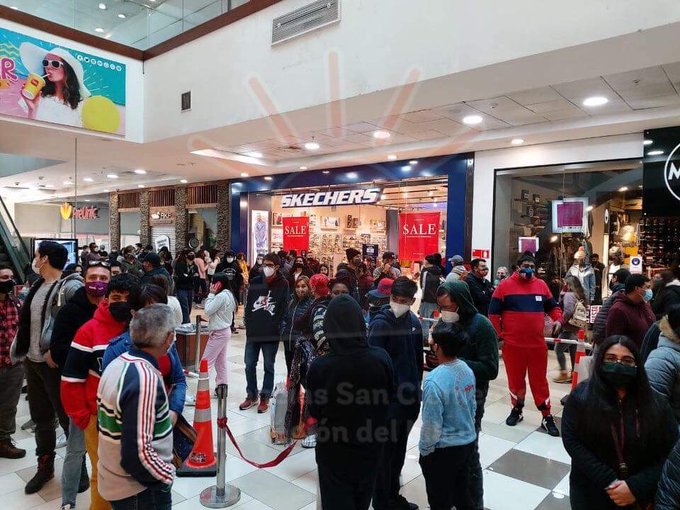 Noticias Chile | Centros comerciales sufren grandes aglomeraciones, ad portas del "Dia del niño" | Informadorchile 