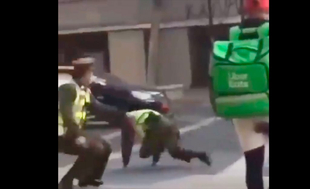 Noticias Chile | Venezolano se sube a patrulla policial, bota a un carabinero y luego se fuga por la ventana de un auto en movimiento | INFORMADORCHILE 