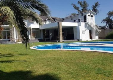 Noticias Chile | Arturo Vidal vende su casa en Peñalolén con : Piscina, discoteca y multicancha