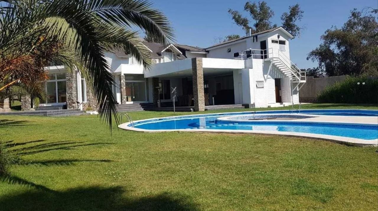 Noticias Chile | Arturo Vidal vende su casa en Peñalolén con : Piscina, discoteca y multicancha