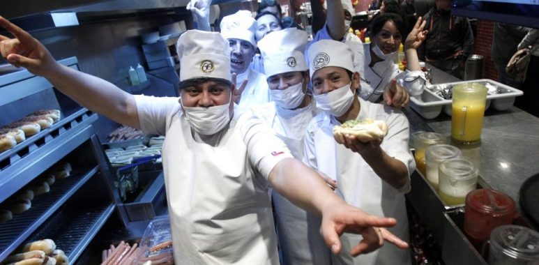 Noticias Chile | Trabajadores de "Dominó" denuncian que tienen que repartir su propina con los jefes que ganan un millón de pesos