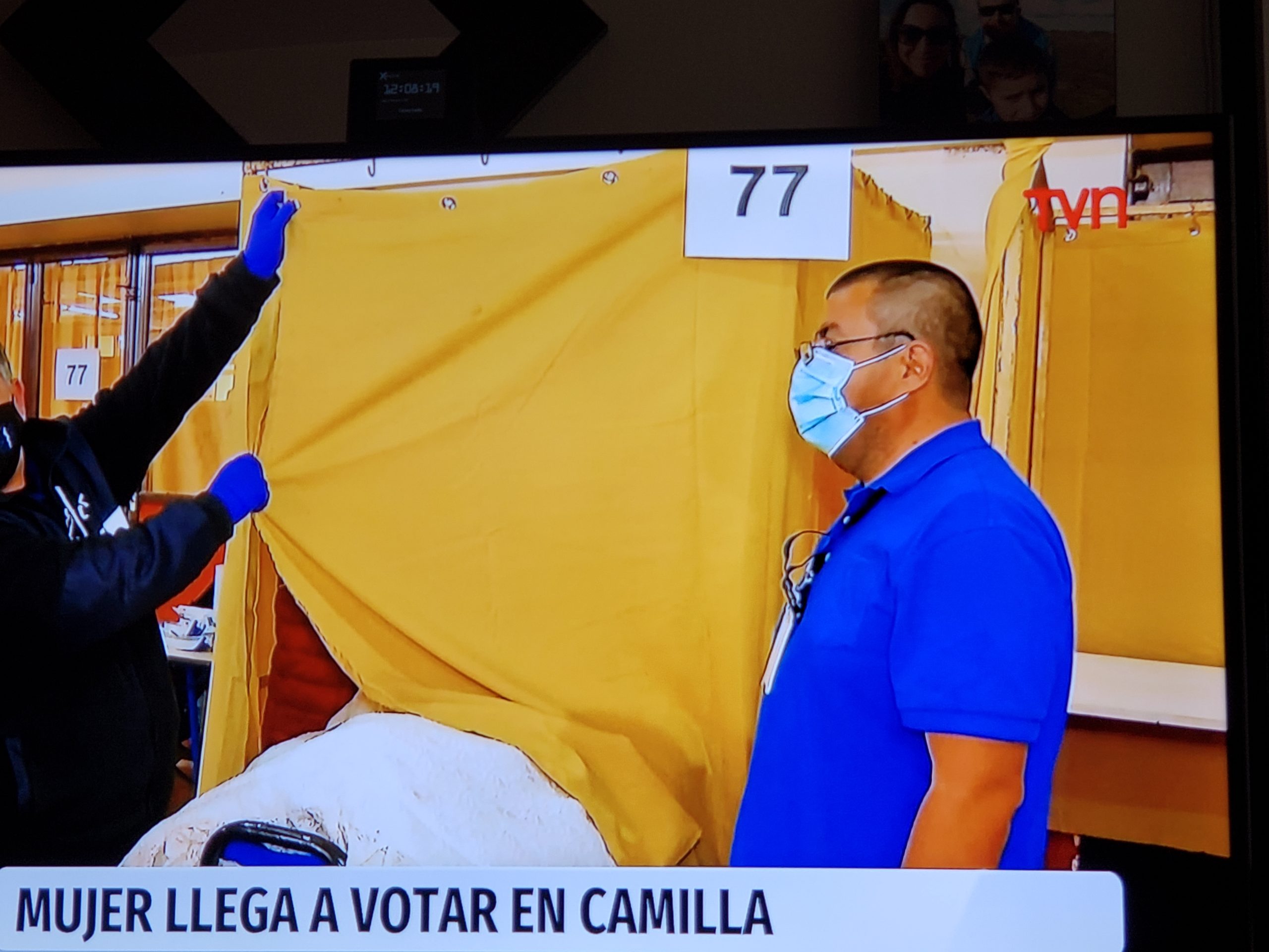 Noticias Chile | Mujer llega en camilla a votar en Temuco