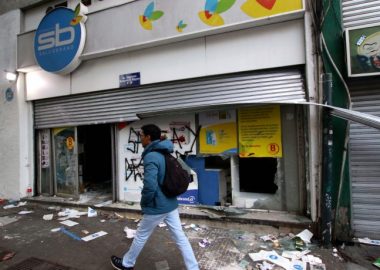 Noticias Chile | 50 delincuentes saquean farmacia despues de manifestaciones en Plaza Italia