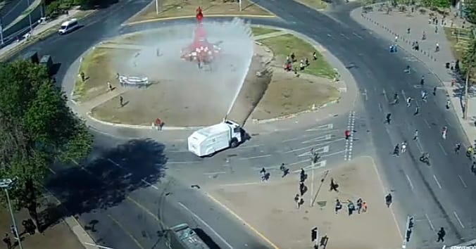 Noticias Chile |  Manifestantes "pintaron" de rojo el monumento a Baquedano en Plaza Italia