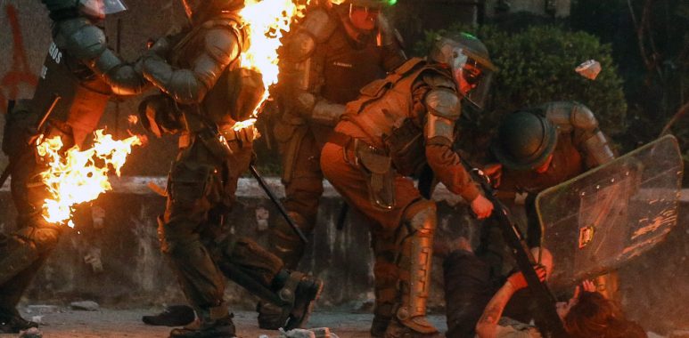 Noticias Chile | Carabinero resultó con quemaduras graves luego de ser atacado con bombas molotov