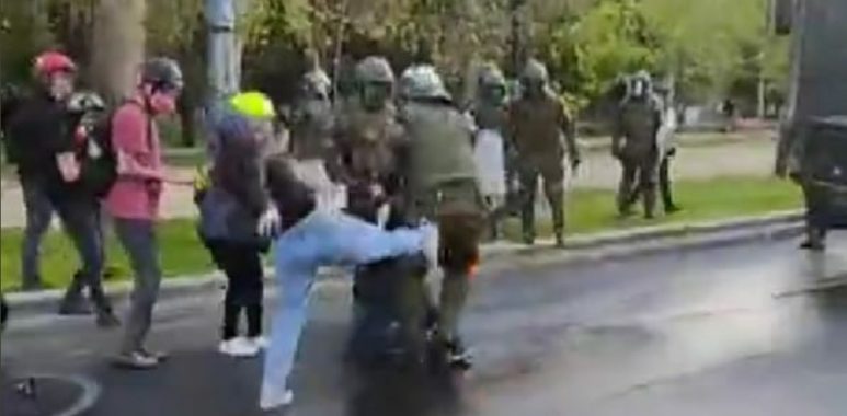 Noticias Chile | Mujer detenida en el "Parque Forestal ", estaba pegando patadas a carabineros