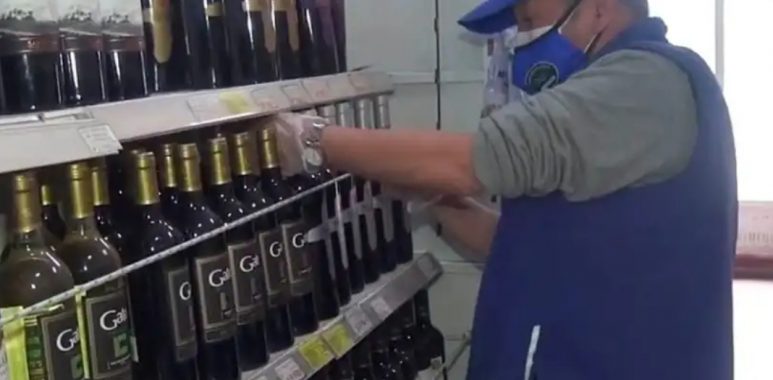 Noticias Chile | Doctor en biología molecular trabaja de reponedor en supermercado por la crisis económica