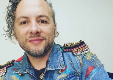 Noticias Chile | Actor Alejandro Montes denunció la quema de tres gatos en barricadas