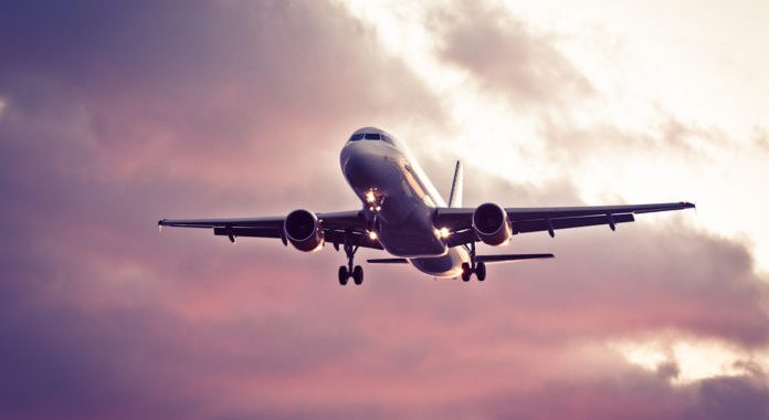 Noticias | Mujer muere de covid-19 en pleno vuelo comercial