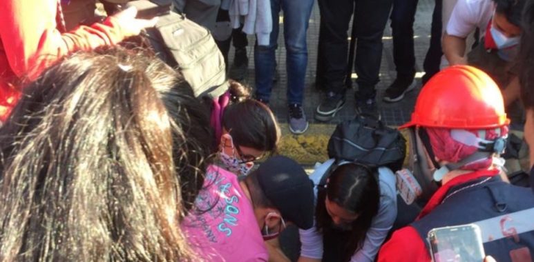 Noticias Chile | Carabinero de franco sufre brutal golpiza en medio de las manifestaciones de ayer