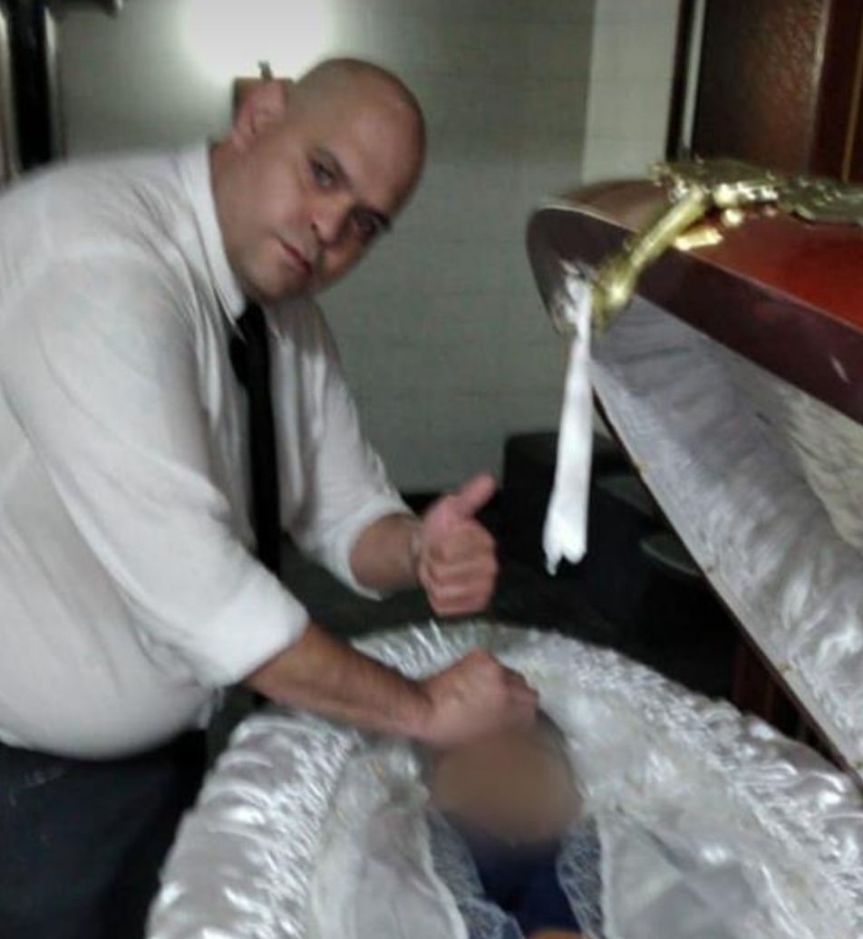 Noticias Chile | Hombre se saco una foto con el cadáver de Maradona, familia anunció acciones legales 