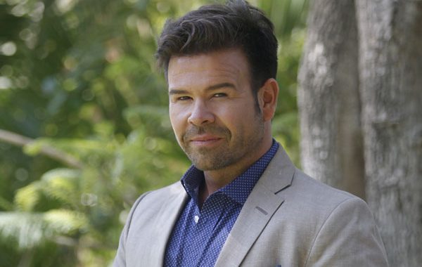 Nacho Gutiérrez denunció que mientras trabajaba en CHV lo obligaron a ser amanerado y caminar como gay