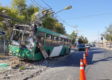 Noticias Chile | Chófer del Transantiago es apuñalado al volante , debido a esto se incrustó en un poste