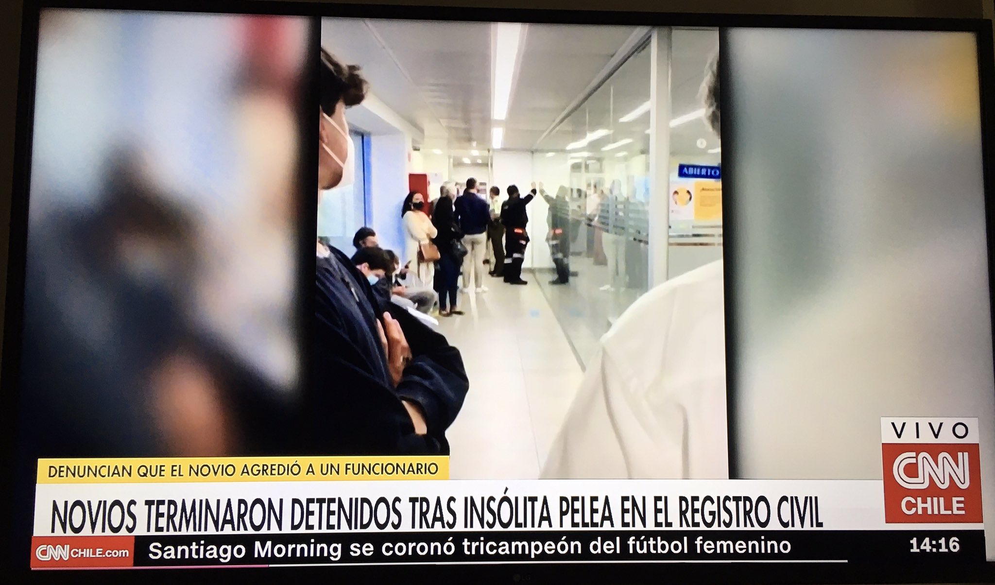 Noticias Chile | Pareja de novios le pego a oficial del Registro Civil y terminaron detenidos en un calabozo 