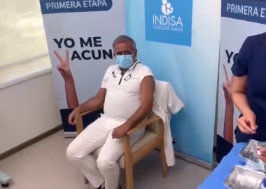 Noticias Chile | Doctor Ugarte recibió la vacuna contra el covid-19 en la Clínica Indisa