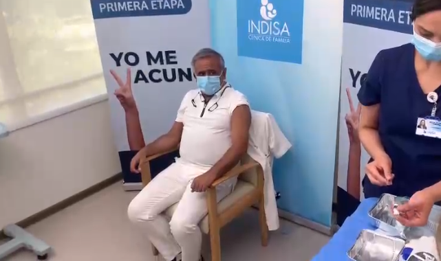 Noticias Chile | Doctor Ugarte recibió la vacuna contra el covid-19 en la Clínica Indisa