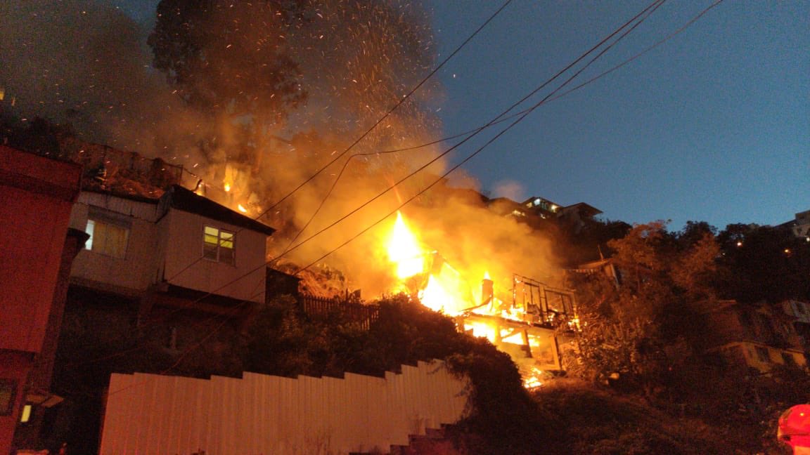 Noticias Chile | Incendio consume casa por completo en Valparaíso, dejando una  menor de 12 años fallecida