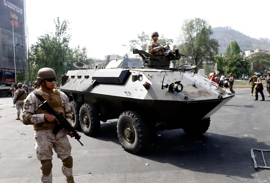 Noticias Chile | Tanqueta militar detiene a conductor borracho en "Toque de Queda"