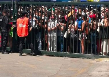 Noticias Chile | Gente colapsa las puertas del Plaza Vespucio para poder comprar