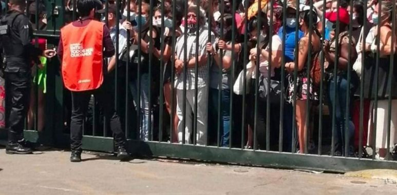 Noticias Chile | Gente colapsa las puertas del Plaza Vespucio para poder comprar