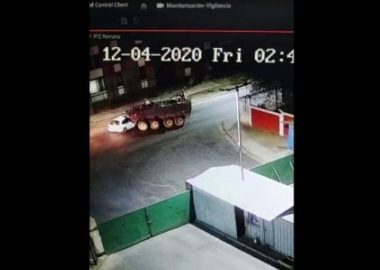 Noticias Chile | Tanqueta militar detiene a conductor borracho en "Toque de Queda"
