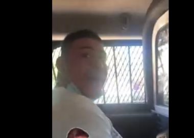 Noticias Chile | Video viral muestra como delincuente se golpea la cabeza dentro de patrulla policial