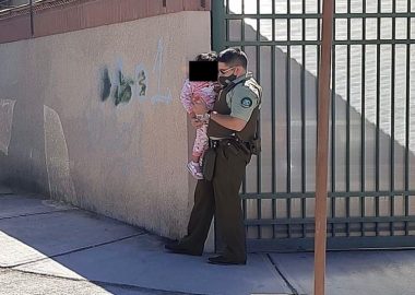 Noticias Chile | Carabineros rescata a menor de edad encerrada en vehículo, madre estaba comprando