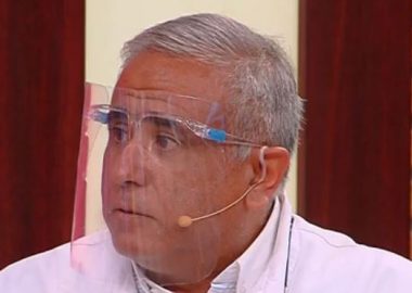 Noticias Chile | Critican al Doctor Ugarte por usar mascarillas que se escapan las partículas del covid-19, en televisión