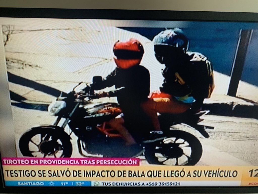 Noticias Chile | Robo de motochorros terminó con gran balacera en Providencia, dejando dos Carabineros heridos