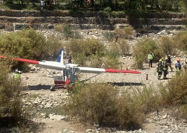 Noticias Chile | Avión de la FACH realizó aterrizaje de emergencia en el río Mapocho por falla de motor