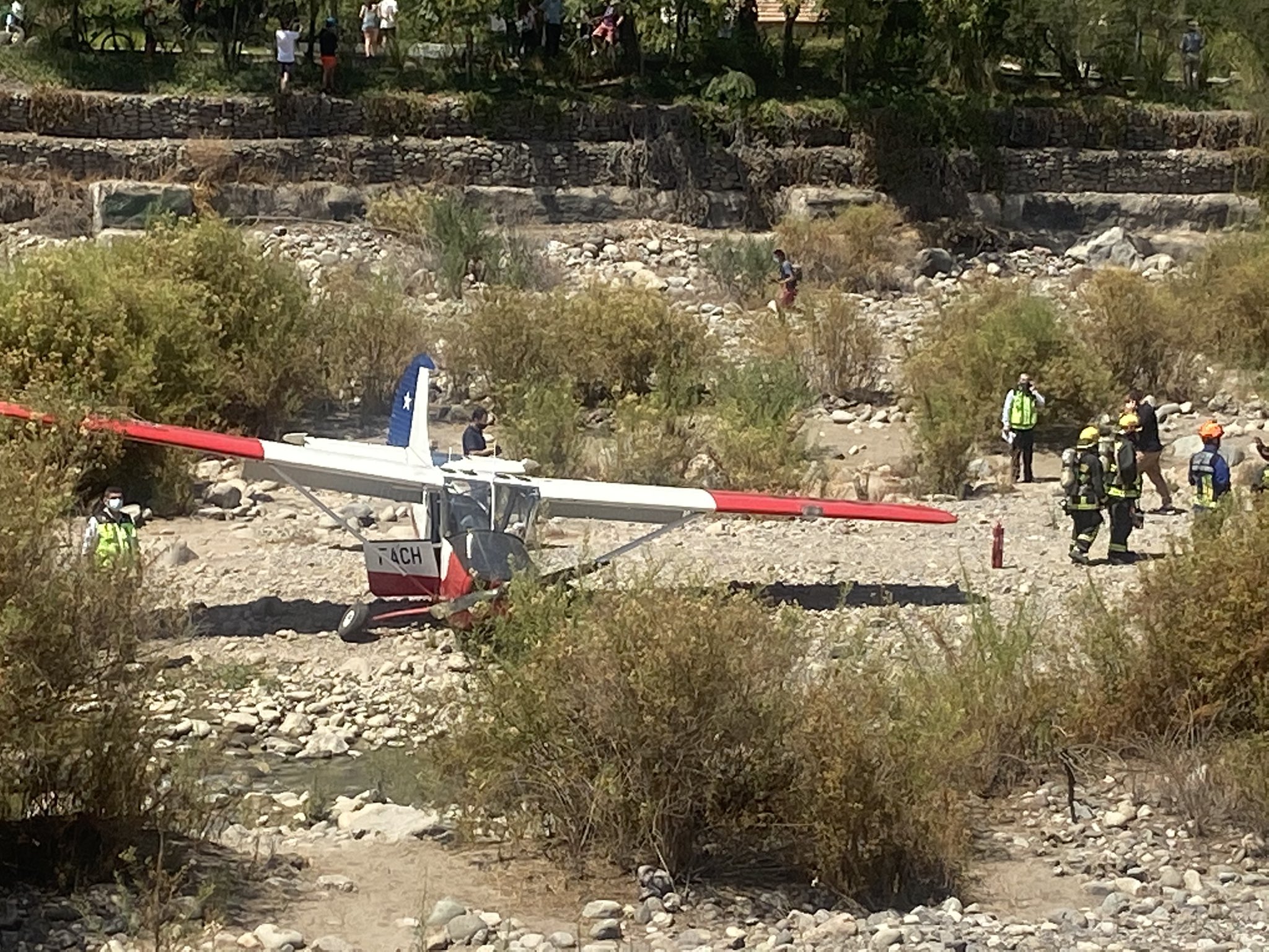 Noticias Chile | Avión de la FACH realizó  aterrizaje de emergencia en el río Mapocho por falla de motor