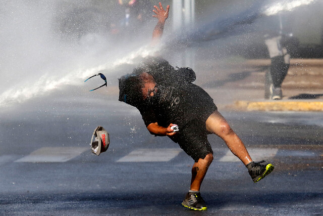 Noticias Chile | Graves disturbios se registran en Plaza Italia
