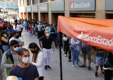 Noticias Chile | Cientos de personas se aglomeran en sucursales Banco Estado por decisión del gobierno de cambio de tarjetas