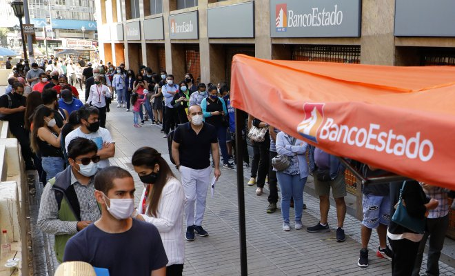 Noticias Chile | Cientos de personas se aglomeran en sucursales Banco Estado por decisión del gobierno de cambio de tarjetas