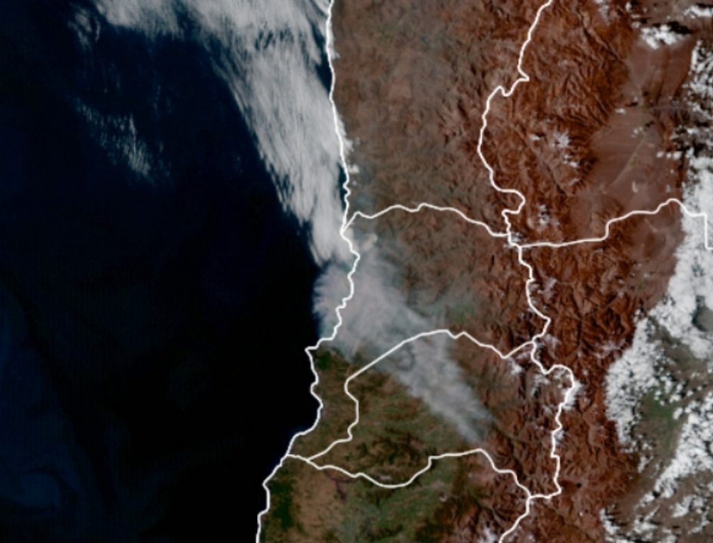 Noticias Chile | Violento Incendio forestal en Quilpué consume viviendas y el humo llegó a Santiago