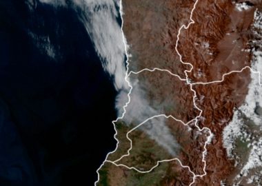 Noticias Chile | Violento Incendio forestal en Quilpué consume viviendas y el humo llegó a Santiago