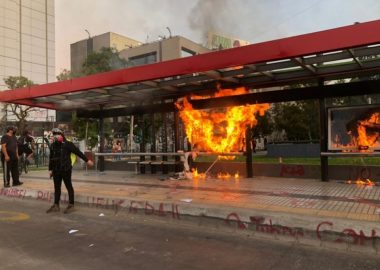 Noticias Chile | Mientras Quilpué se quema, delincuentes destruyen material privado y público en Plaza Italia