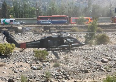Noticias Chile | Poderoso helicóptero Black Hawk sacó aeronave siniestrada de la FACH desde el río Mapocho